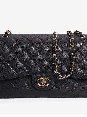 Preowned CHANEL Black Quilted Shoulder Bag with Gold Chain
